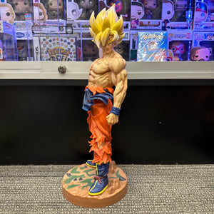 “Dragon Ball Z” Super Saiyan Goku Statue