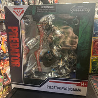 Diamond Select Gallery- “Predator” Predator PVC Diorama
