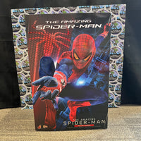 Sideshow- Marvel’s “The Amazing Spider-Man” The Amazing Spider-Man (Deluxe Version) Hot Toys  MMS772 1/6th Scale Collectible Figure [CIB]
